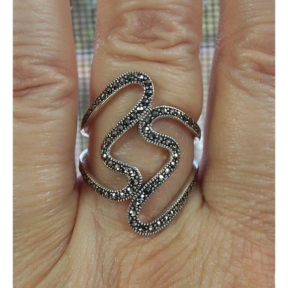 925 STERLING SILVER Modern Curvy Marcasite Statement Ring - Picture 12 of 16